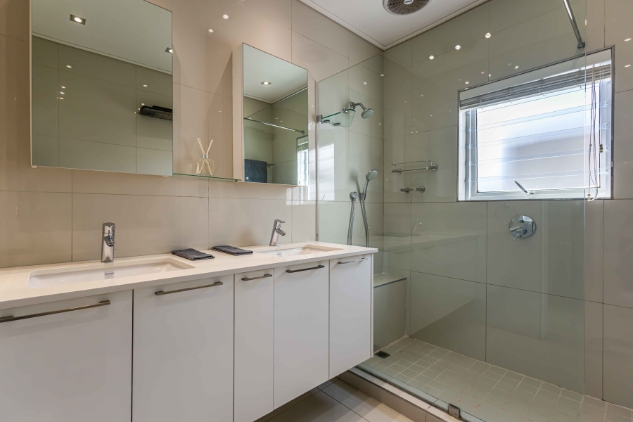 To Let 2 Bedroom Property for Rent in Bantry Bay Western Cape